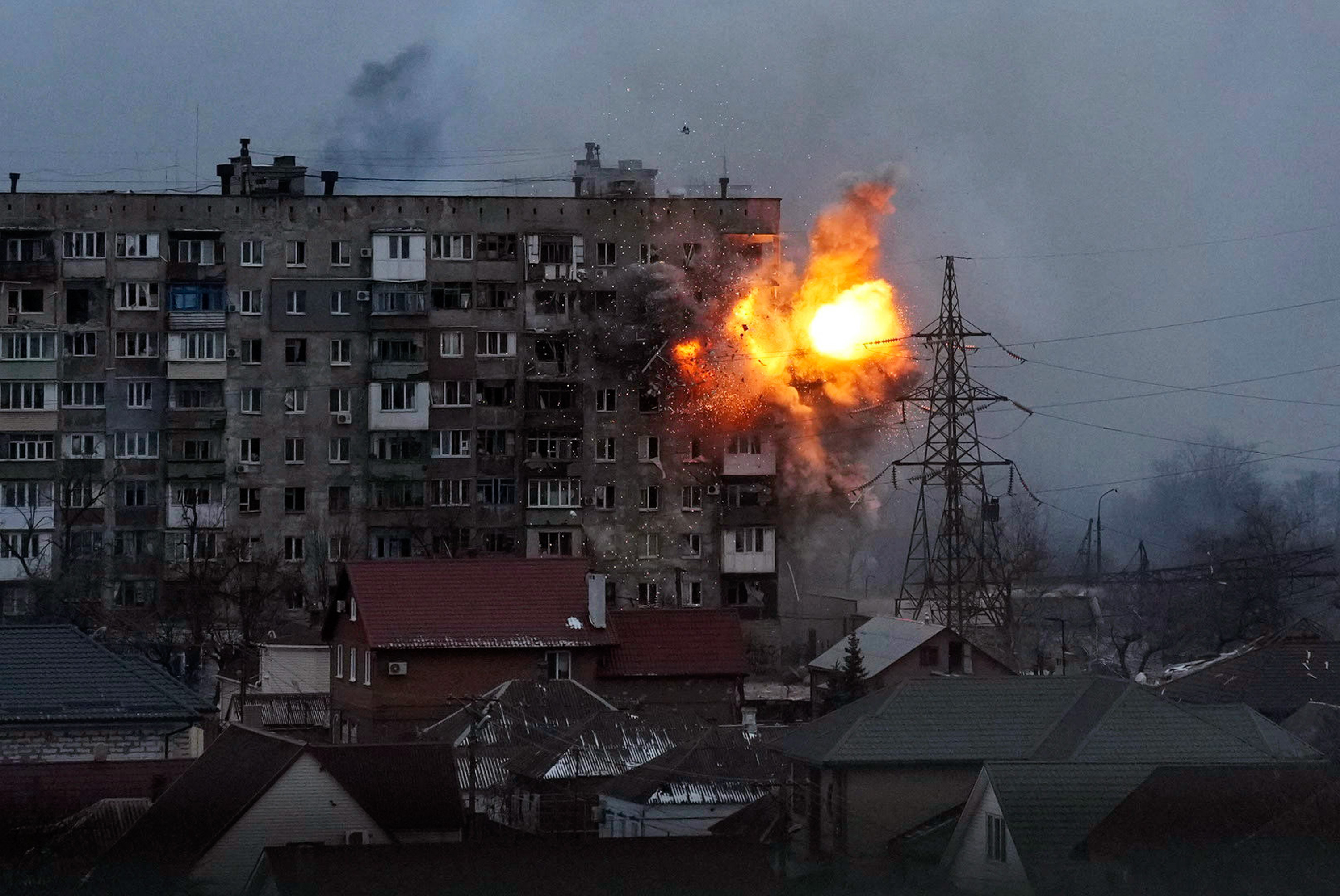 El fotoperiodista, corresponsal de guerra y novelista ucraniano Mstyslav Chernov dirige '20 días en Mariupol'.