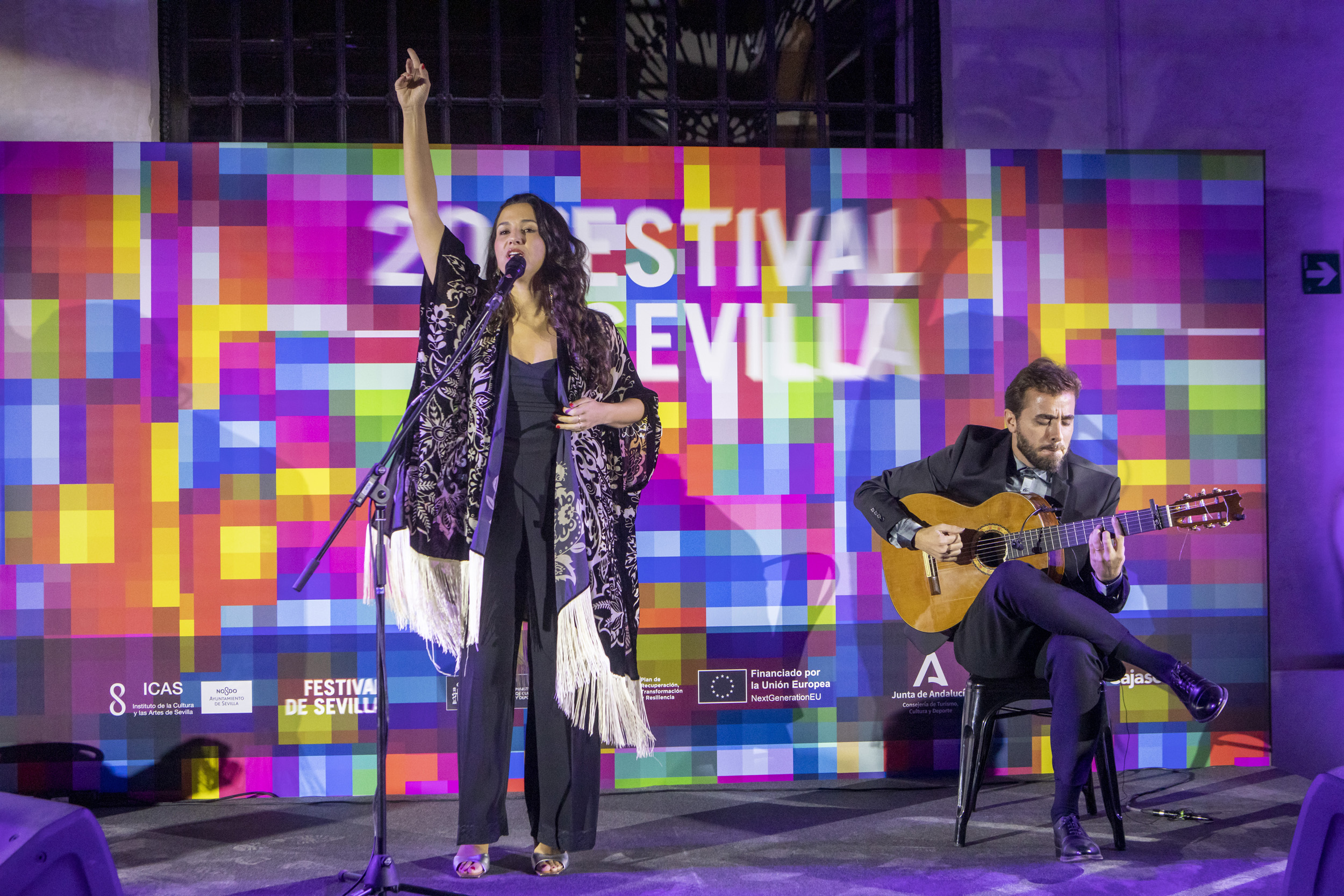 La cantaora Alba Carmona, acompañada por Jesús Guerrero a la guitarra.
