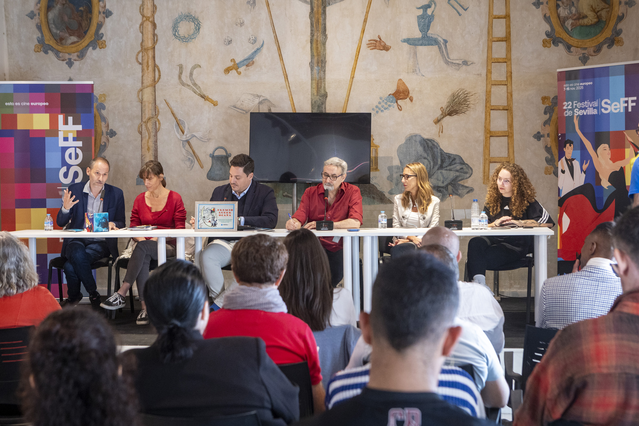 Los intervinientes en la Rueda de Prensa sentados en la mesa de conferencias.