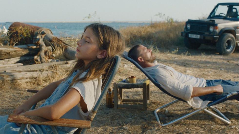 Fotograma de "Hold on to me"